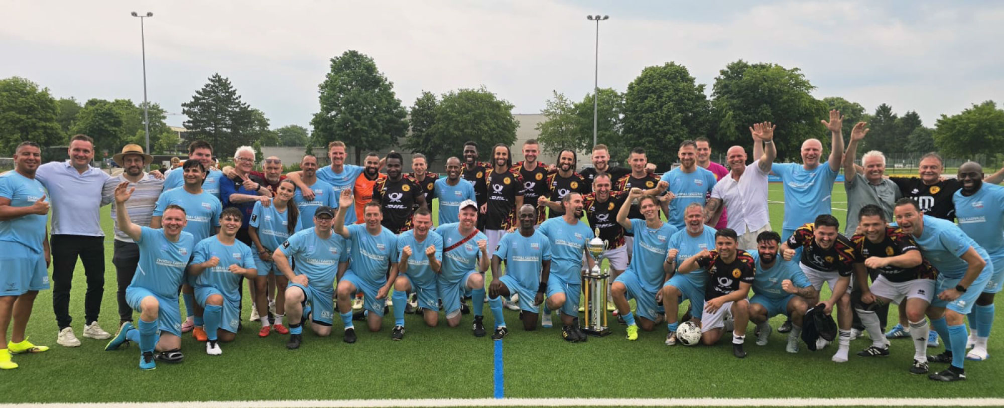 Das Becks & Nagel Fussballmannschaftsteam mit den Turniersiegern und Organisatoren