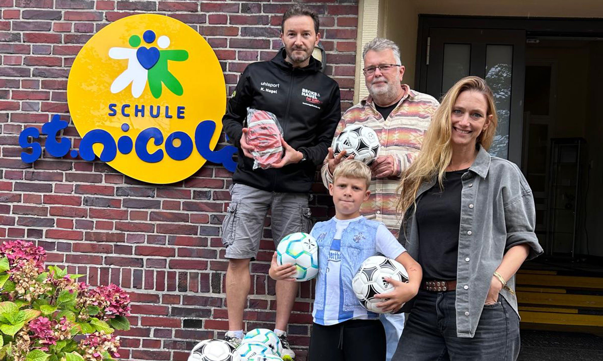 Übergabe der Bälle für die St. Nicolai Schule