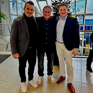 Geschäftsührer der Kinderklinik Tübingen, Maximilian Nägele (links) und dem Medical Director, Prof. Dr. med. Hendrik Rosewich, Mitte Detlef Steinbach