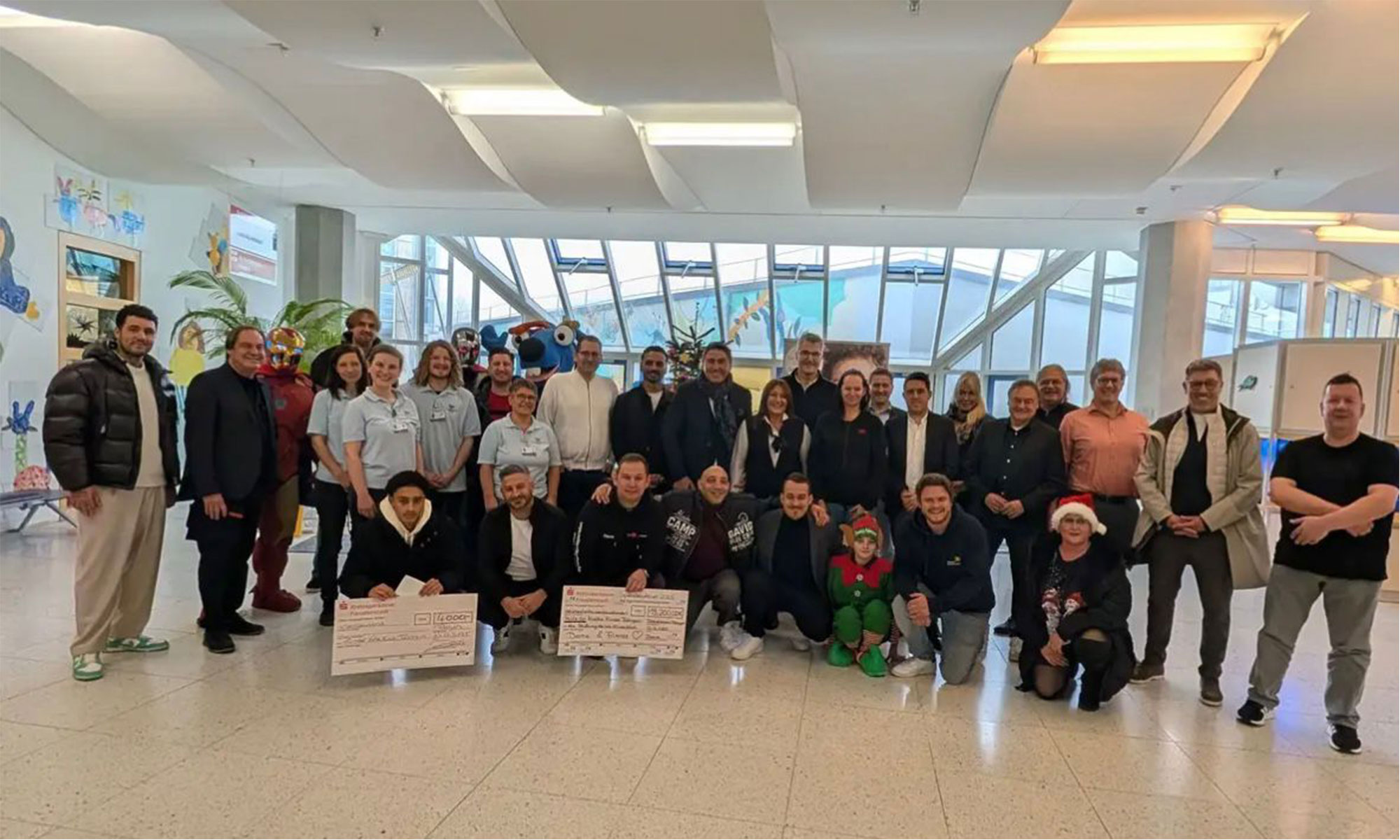 Scheck Übergabe durch Becks & Nagel for Kids für die Kinderklinik Tübingen