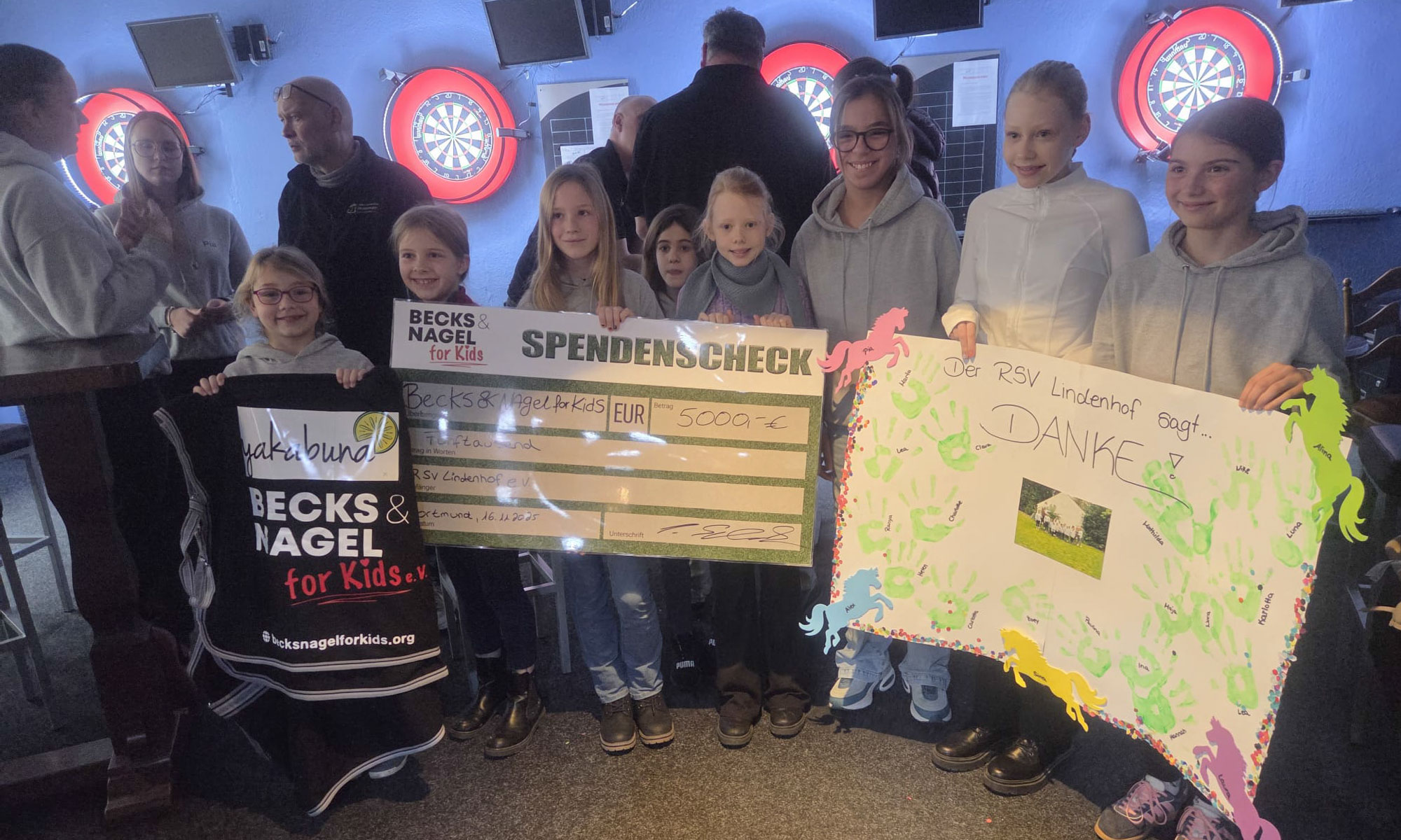 Charity Dartveranstaltung Scheckübergabe Charity Dartveranstaltung Scheckübergabe