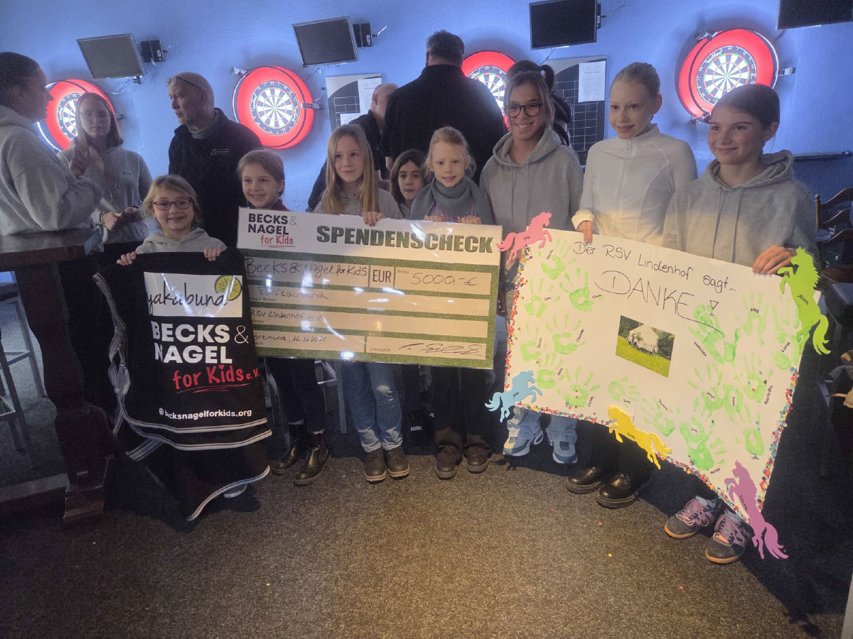 Charity Dartveranstaltung Scheckübergabe Charity Dartveranstaltung Scheckübergabe