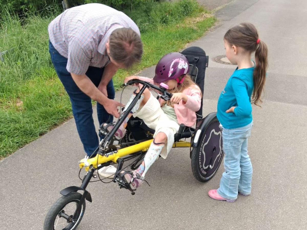 Jasmin bekommt ihre Einweisung für das neue Fahrrad