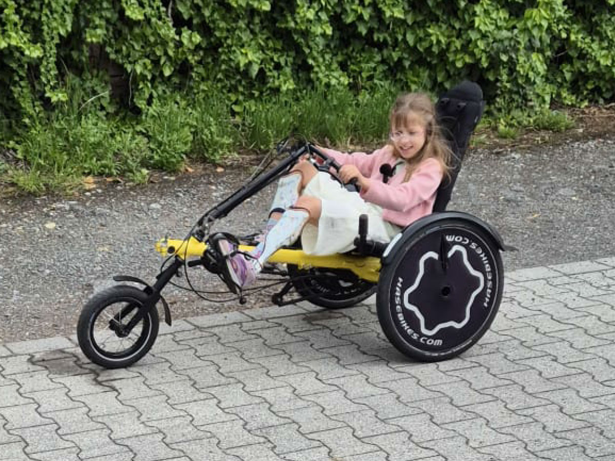 Jasmin hat Freude mit ihrem neuen Fahrrad