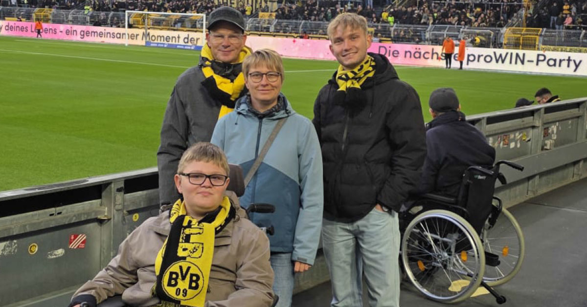 Jonas, seinen Bruder Timo, ihre Mama Simone und unser Roy