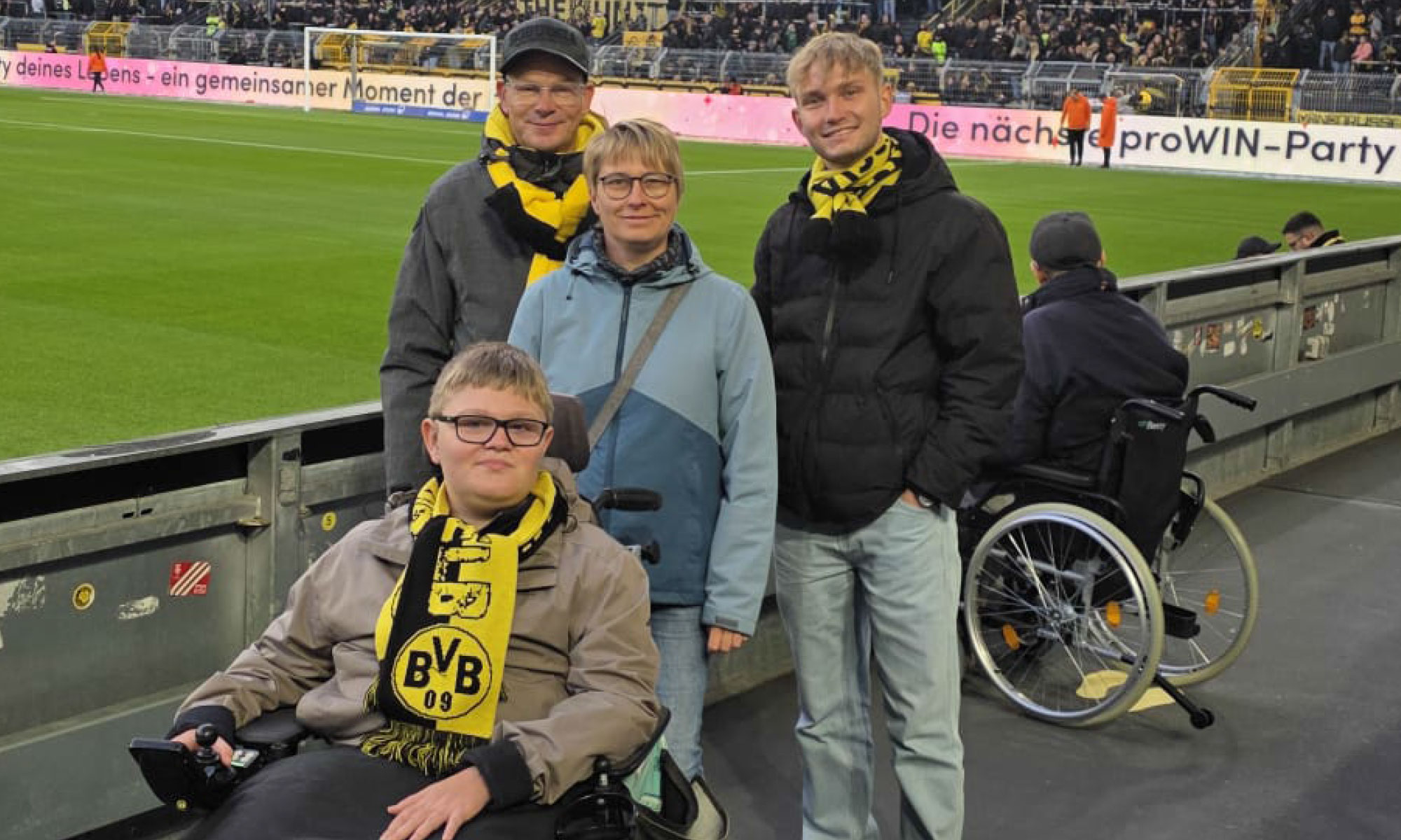Jonas, seinen Bruder Timo, ihre Mama Simone und unser Roy