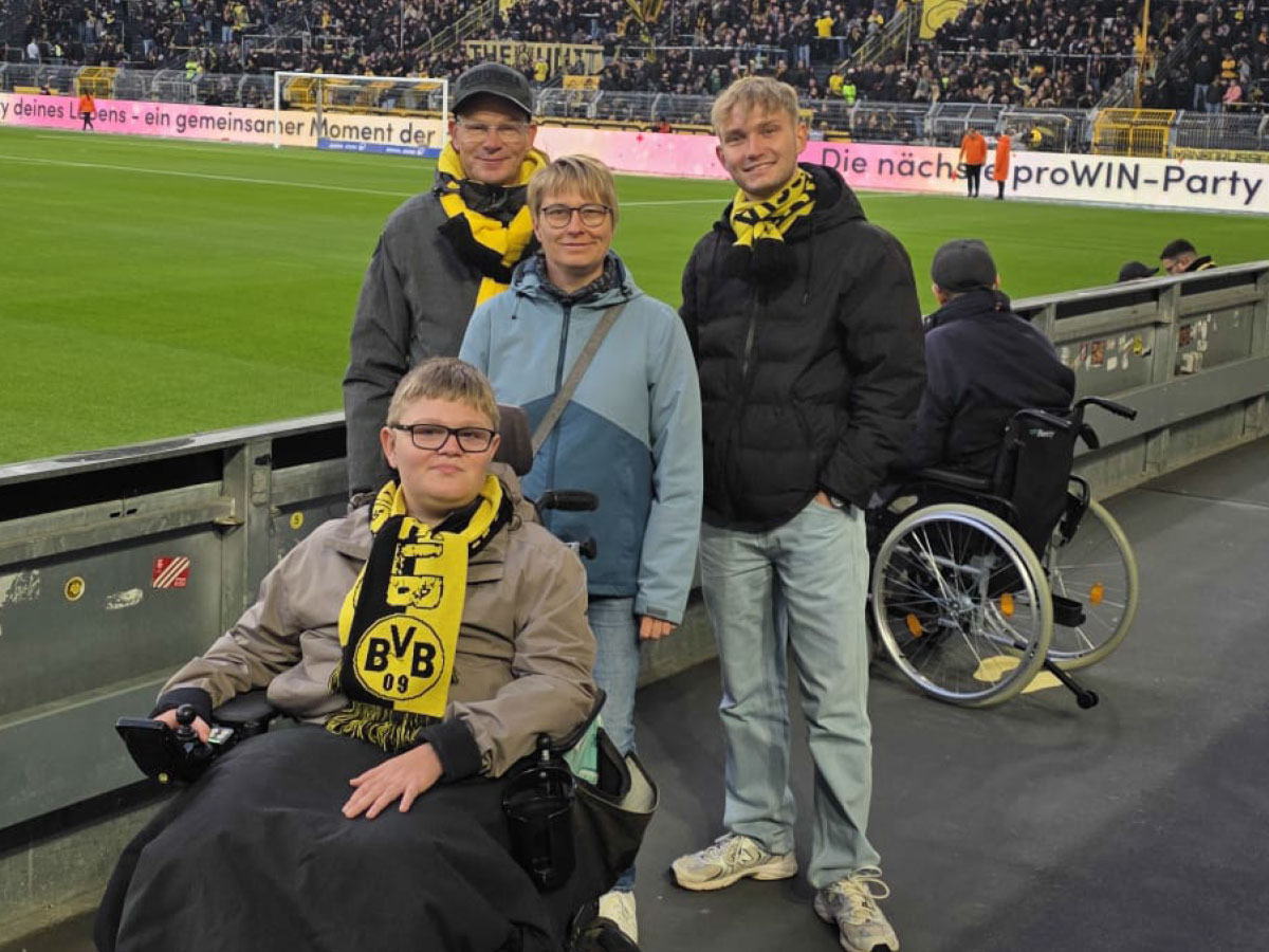 Jonas, seinen Bruder Timo, ihre Mama Simone und unser Roy